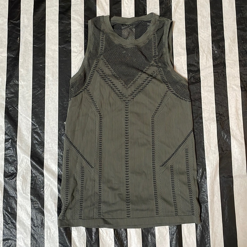 ATHLETA Sz M Oxygen Two Toned Tank in Olive & Black